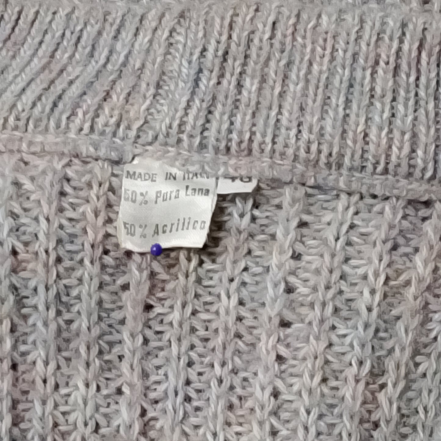 Maglione con scollo a V in maglia grigia