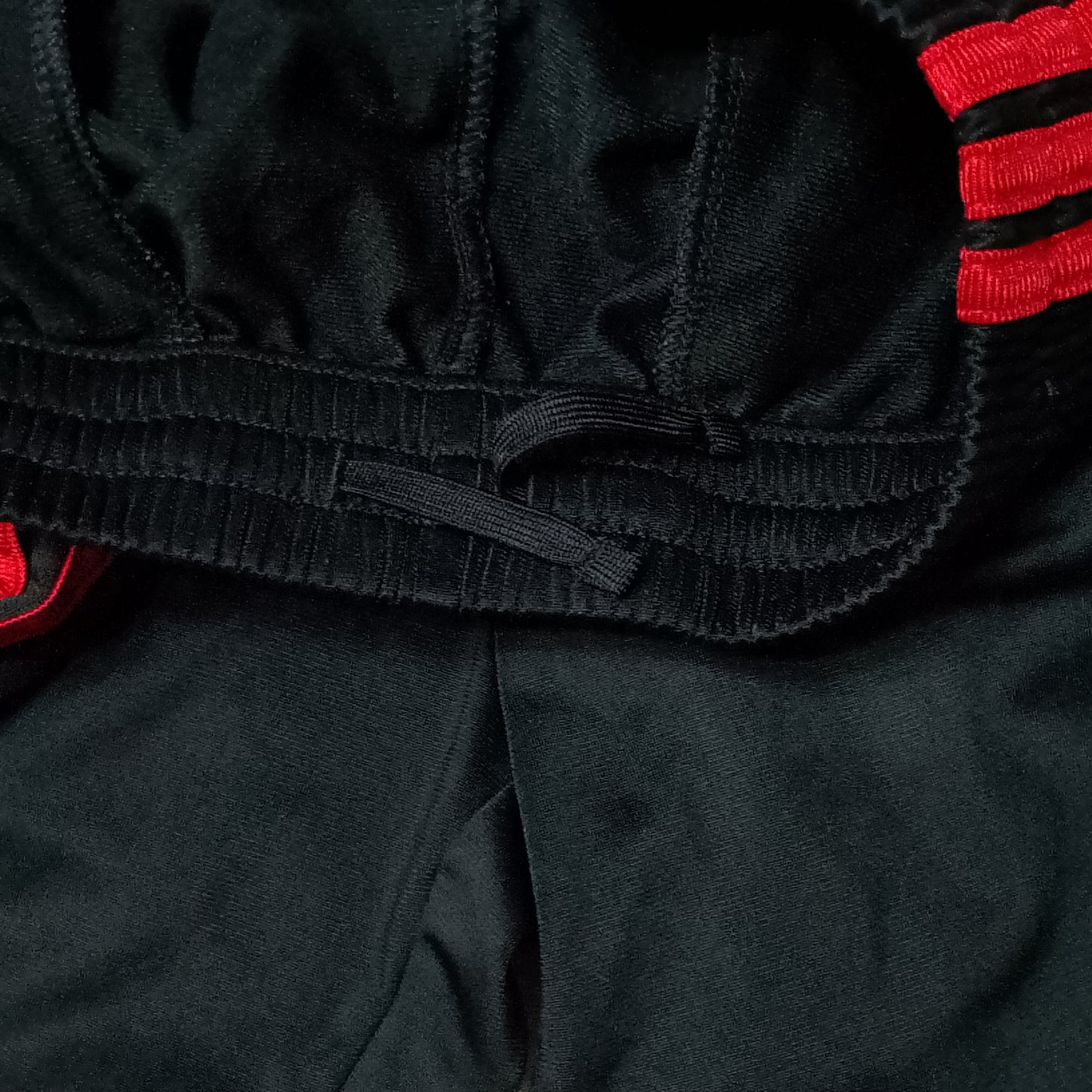 Pantalone tuta Adidas nero con strisce rosse laterali