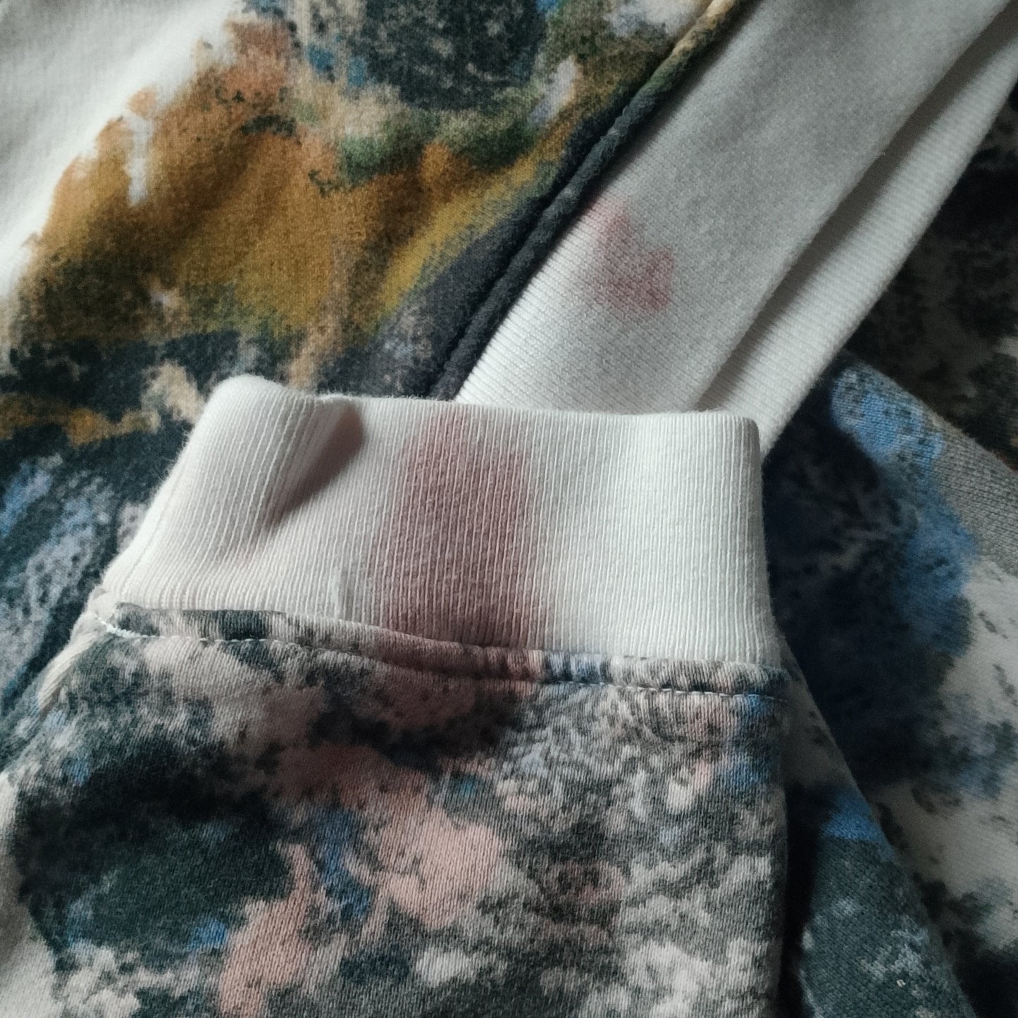 Felpa Adidas con cappuccio con stampa snow mountain