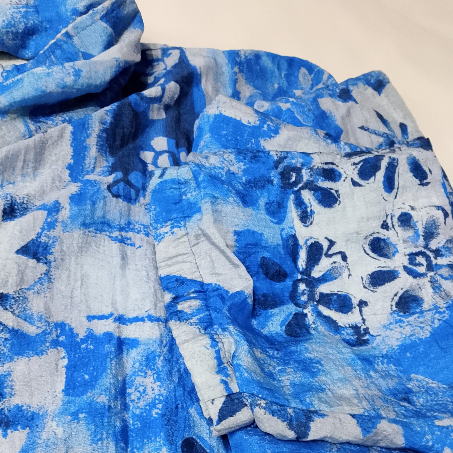 kway con stampa floreale blu e bianca