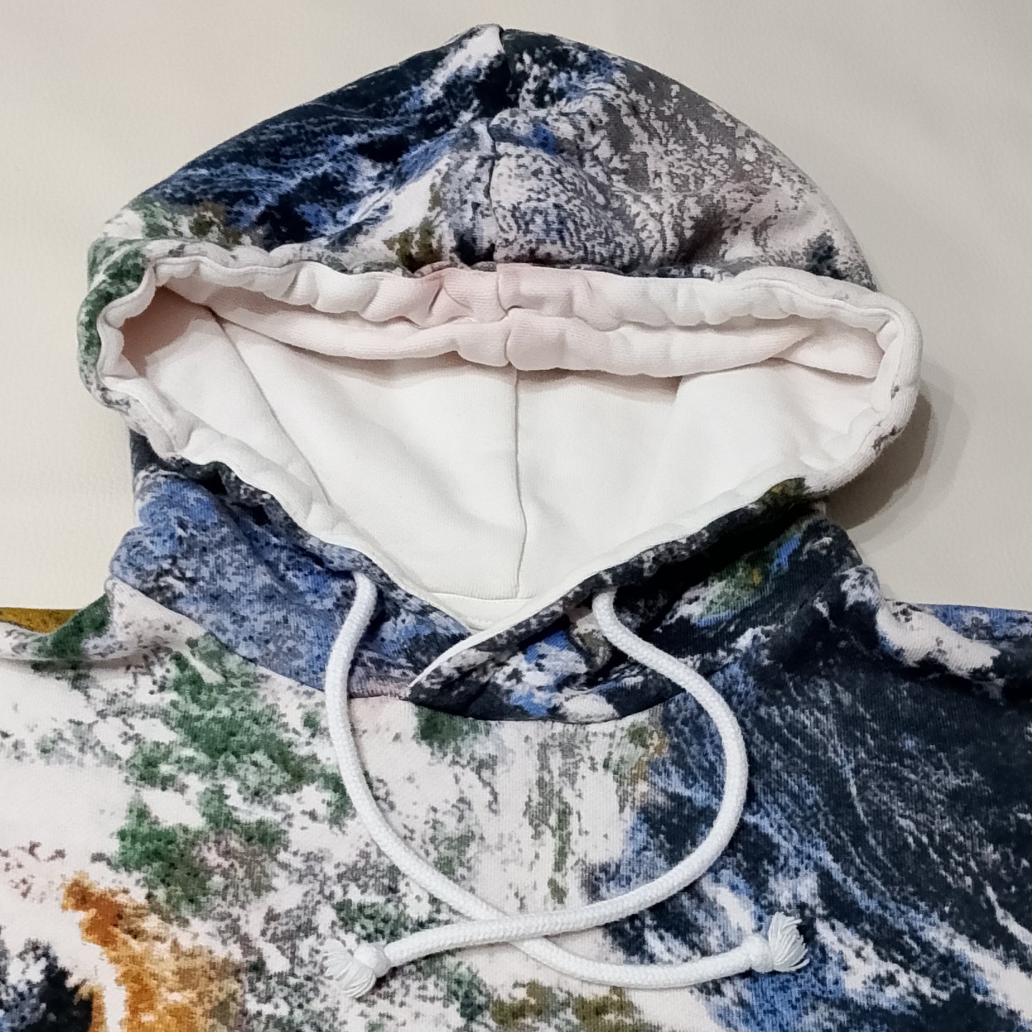 Felpa Adidas con cappuccio con stampa snow mountain