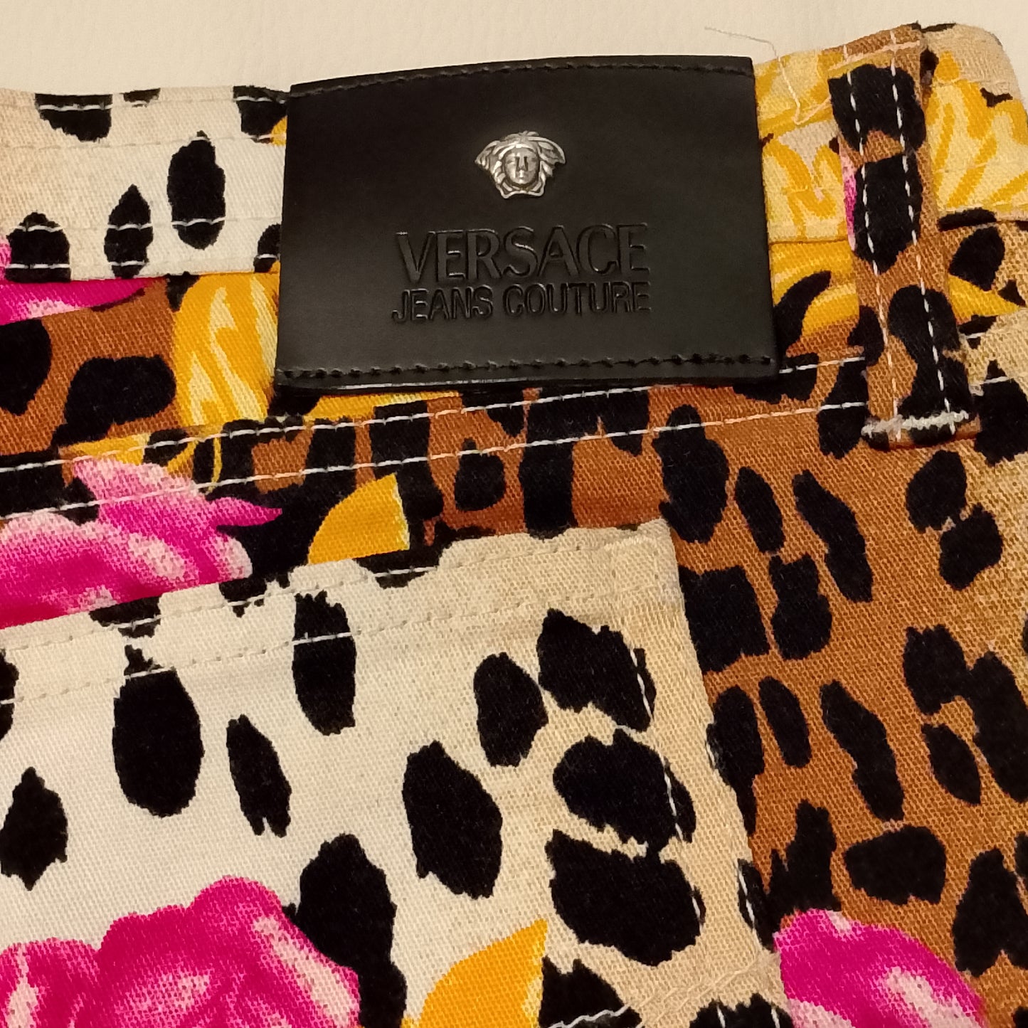 Jeans Versace Couture con stampa leopardata