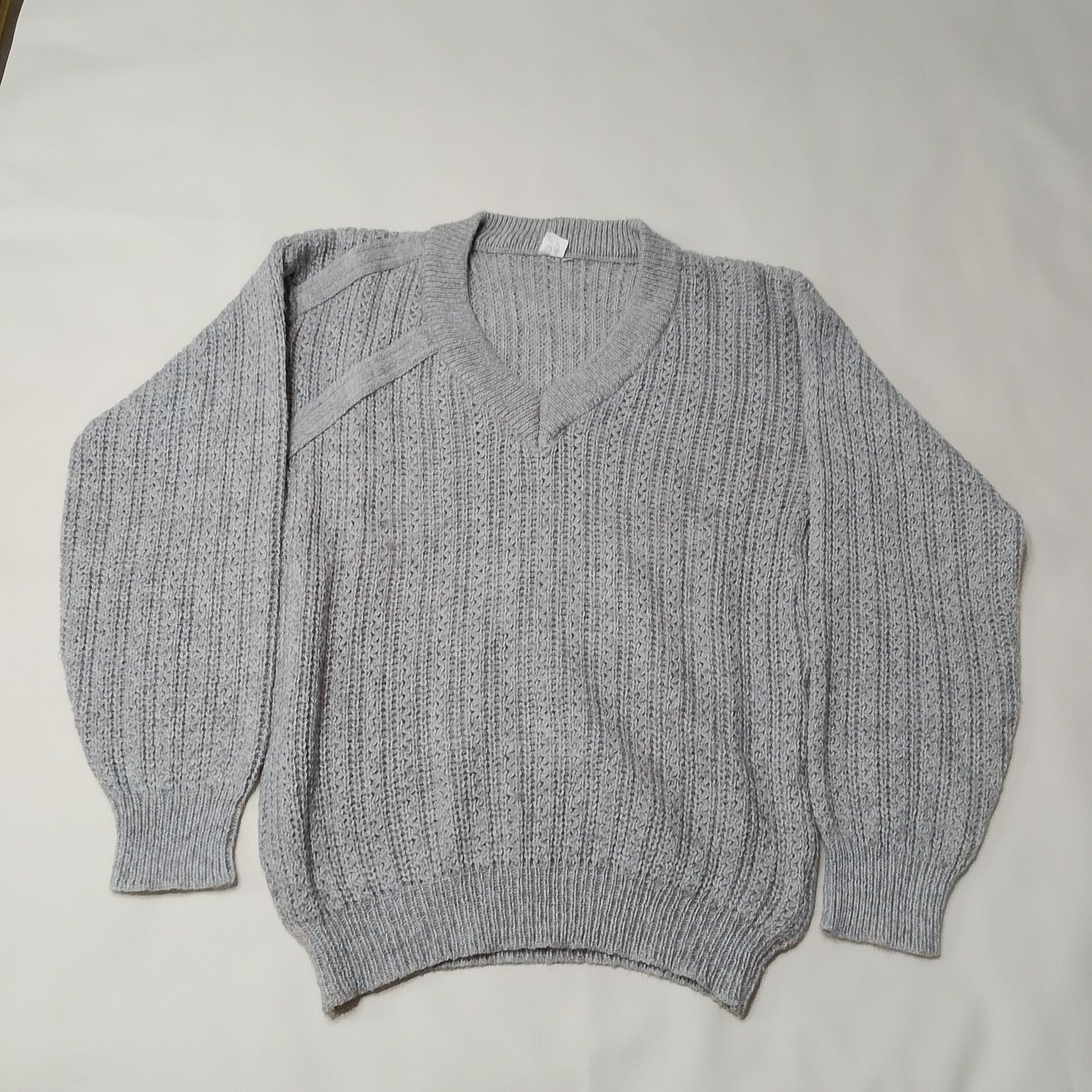 Maglione con scollo a V in maglia grigia