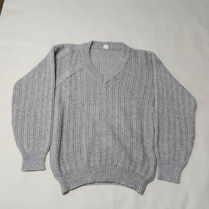 Maglione con scollo a V in maglia grigia