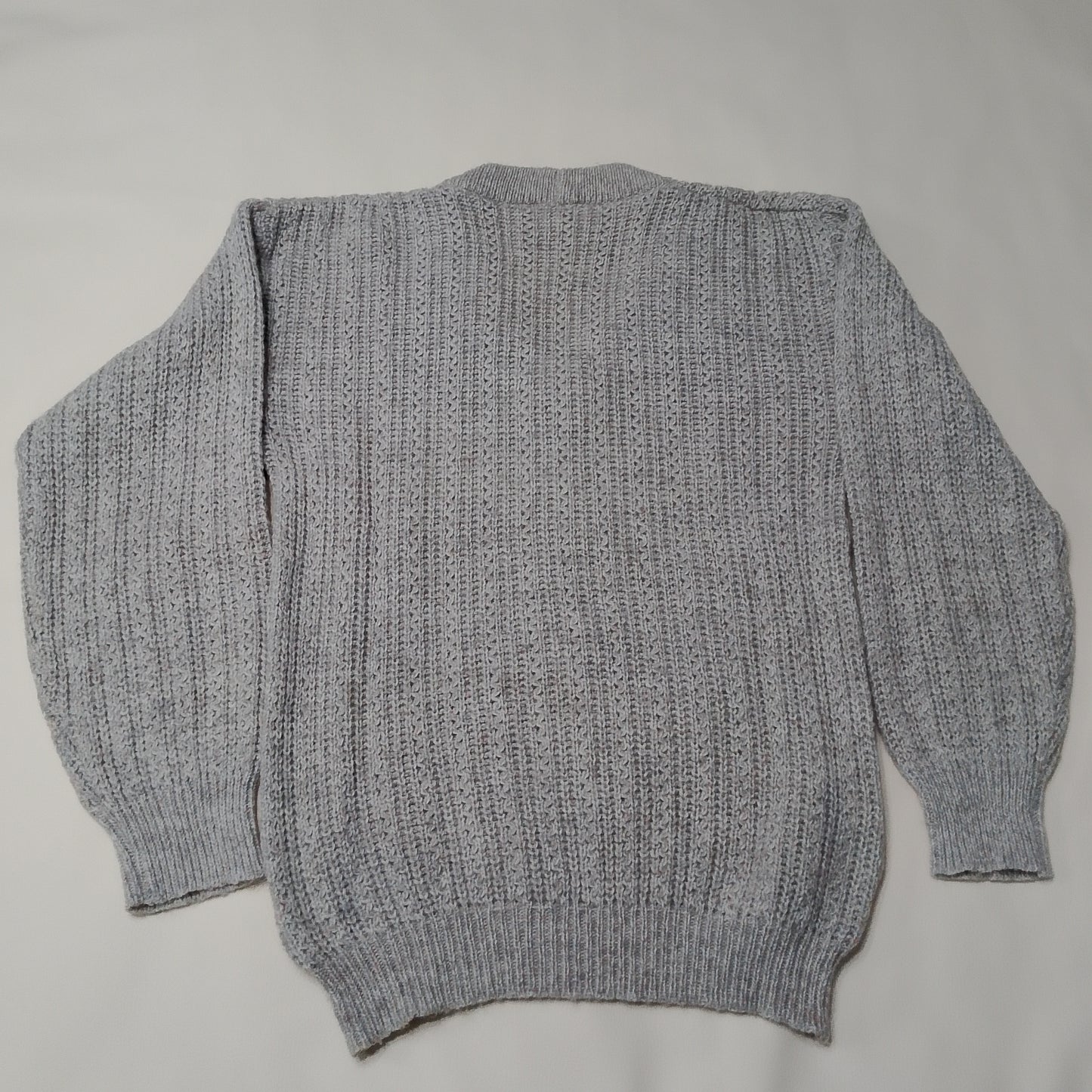 Maglione con scollo a V in maglia grigia