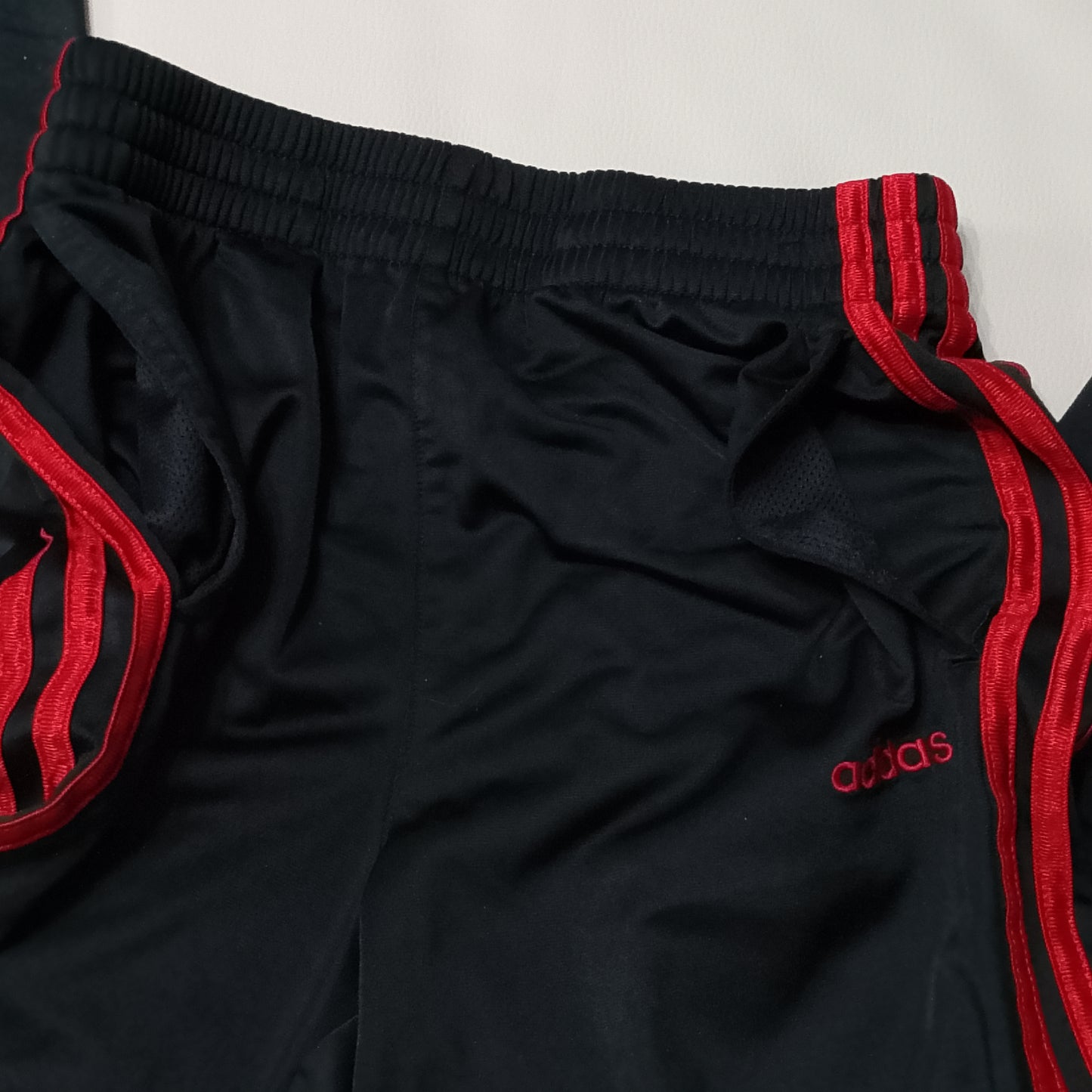 Pantalone tuta Adidas nero con strisce rosse laterali