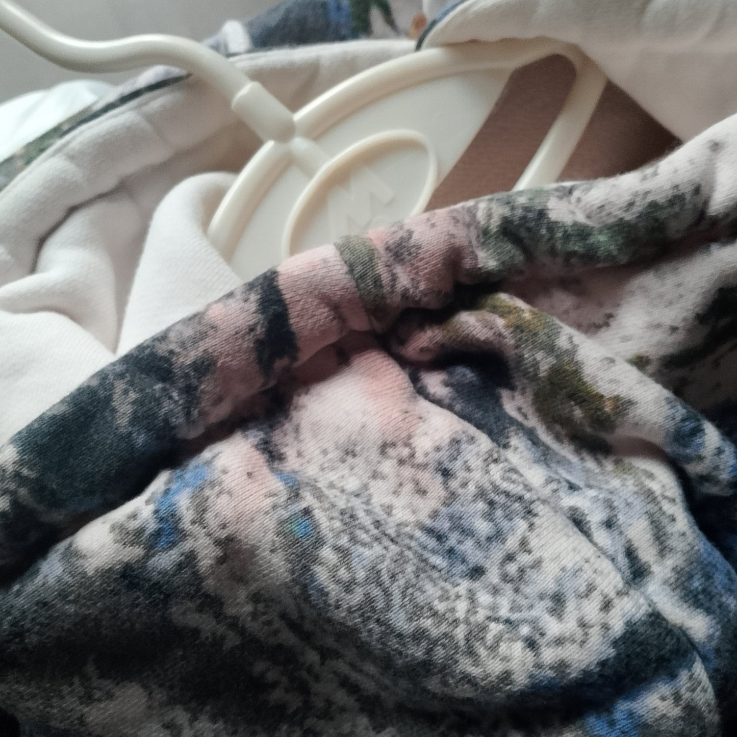 Felpa Adidas con cappuccio con stampa snow mountain