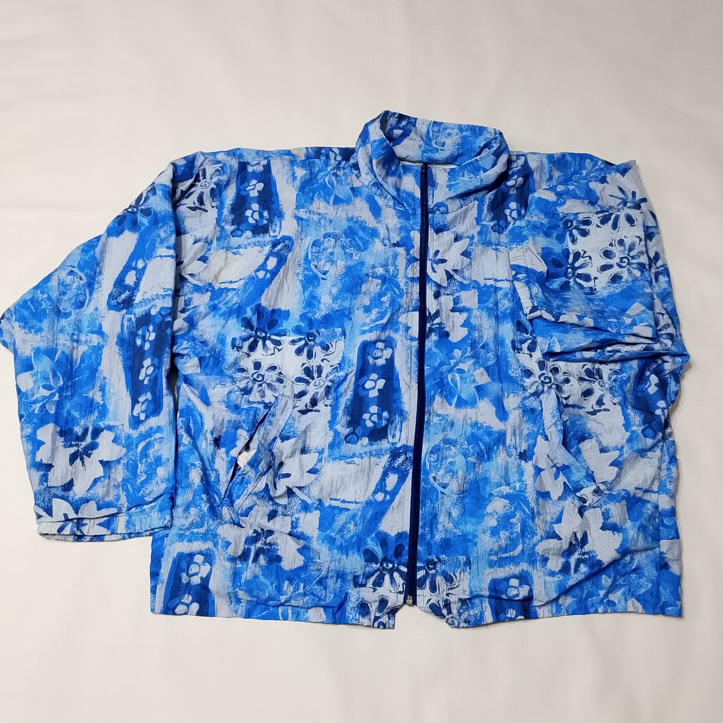 kway con stampa floreale blu e bianca