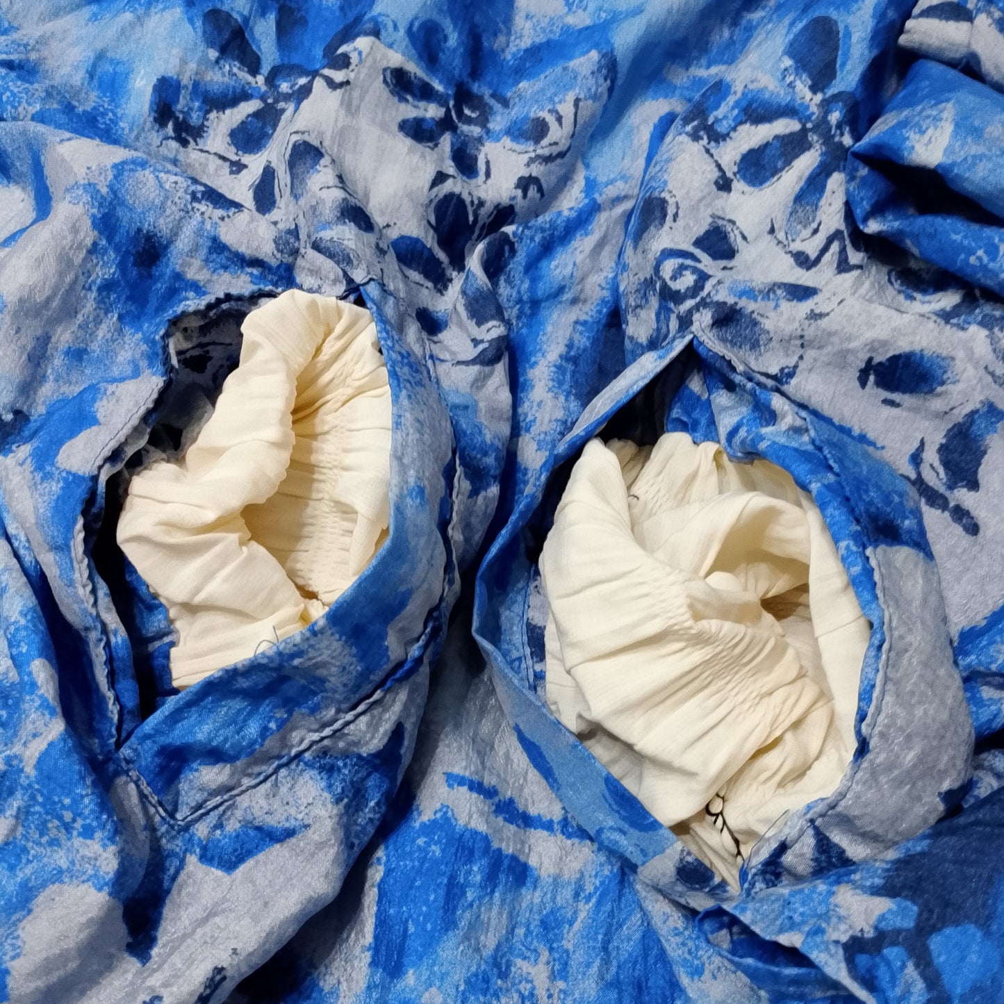 kway con stampa floreale blu e bianca